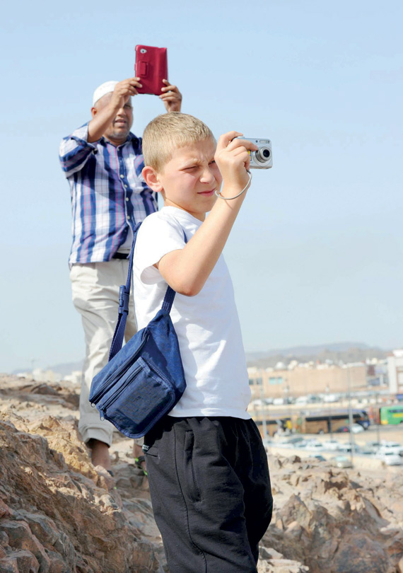 زوار «جبل أحد» .. يستذكرون أطوار المعركة ويشترون التذكارات