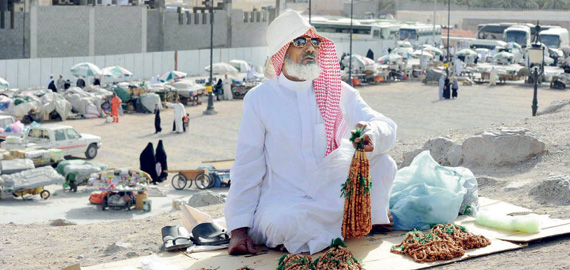 زوار «جبل أحد» .. يستذكرون أطوار المعركة ويشترون التذكارات