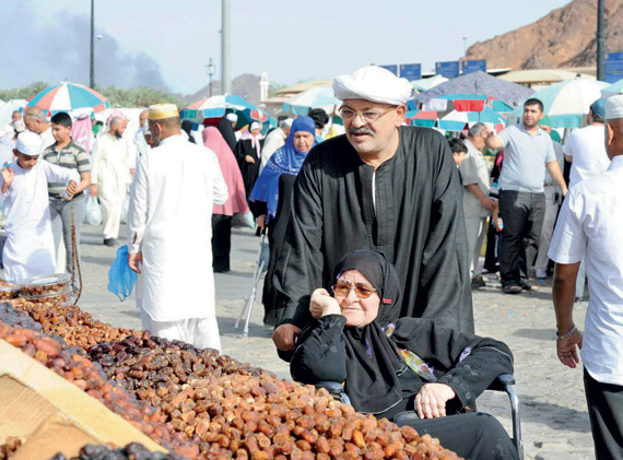 زوار «جبل أحد» .. يستذكرون أطوار المعركة ويشترون التذكارات