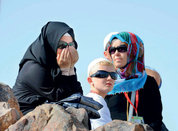 زوار «جبل أحد» .. يستذكرون أطوار المعركة ويشترون التذكارات