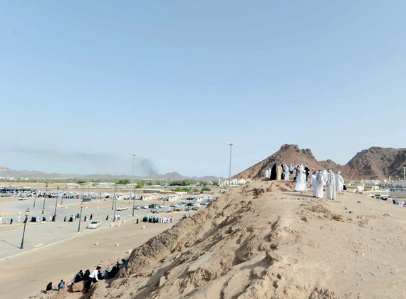 زوار «جبل أحد» .. يستذكرون أطوار المعركة ويشترون التذكارات