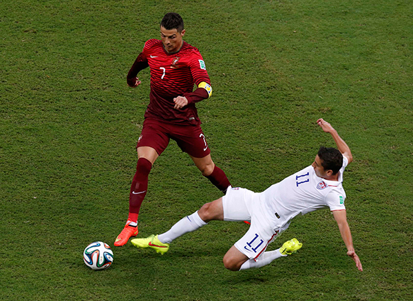 قصة مصورة : هدف برتغالي قاتل يشعل حسابات مجموعة الموت