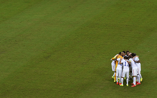 قصة مصورة : هدف برتغالي قاتل يشعل حسابات مجموعة الموت