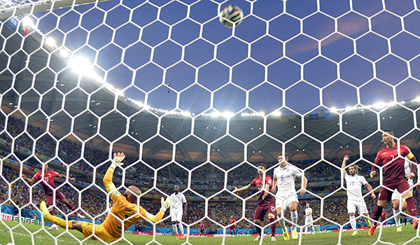 قصة مصورة : هدف برتغالي قاتل يشعل حسابات مجموعة الموت