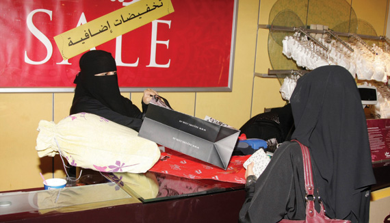 «العمل» لـ "الاقتصادية": نرصد إعلانات توظيف مخالفة لغير السعوديين