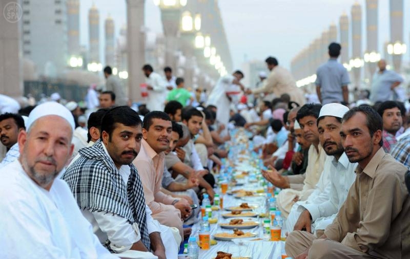 قصة مصورة: السفر الرمضانية بالمسجد النبوي واجهة من أعمال الخير