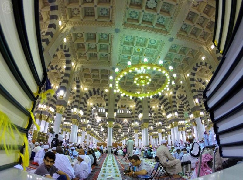 قصة مصورة: السفر الرمضانية بالمسجد النبوي واجهة من أعمال الخير