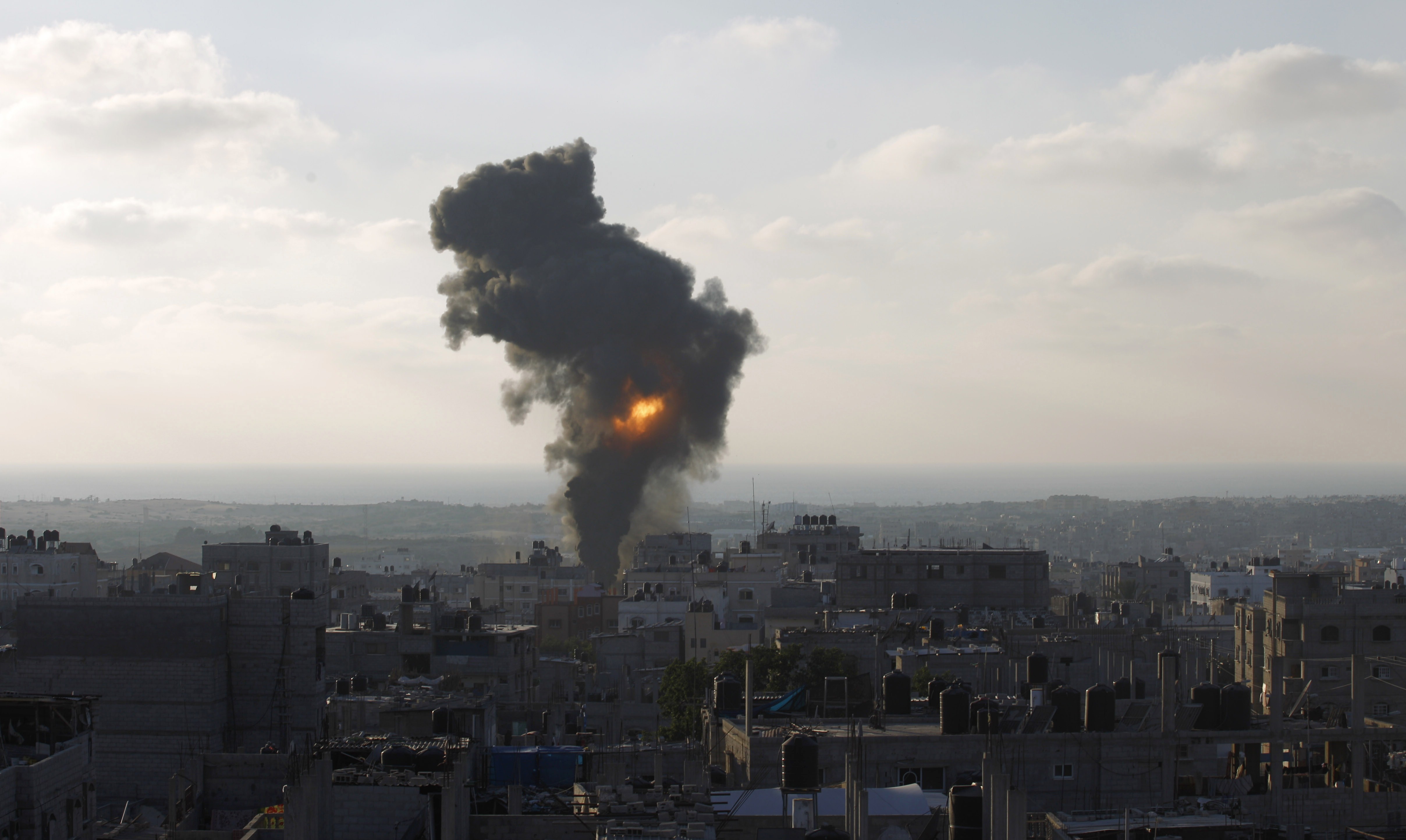 الرئيس المصري يتعهد بالسعي لوقف فوري لاطلاق النار بين الفلسطينيين واسرائيل