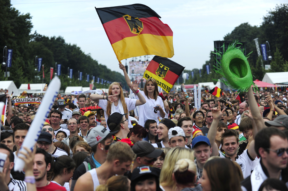 قصة مصورة : الالمان يحتشدون في برلين لاستقبال ابطال العالم