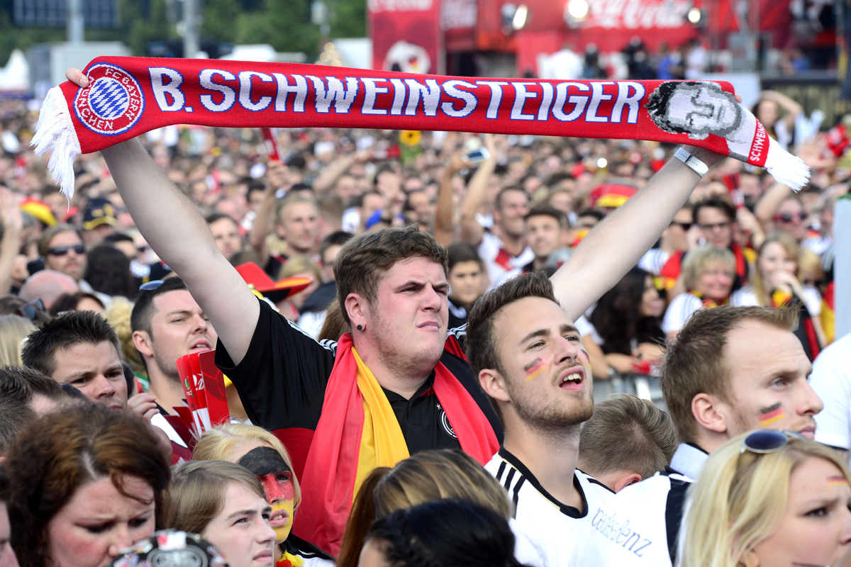 قصة مصورة : الالمان يحتشدون في برلين لاستقبال ابطال العالم