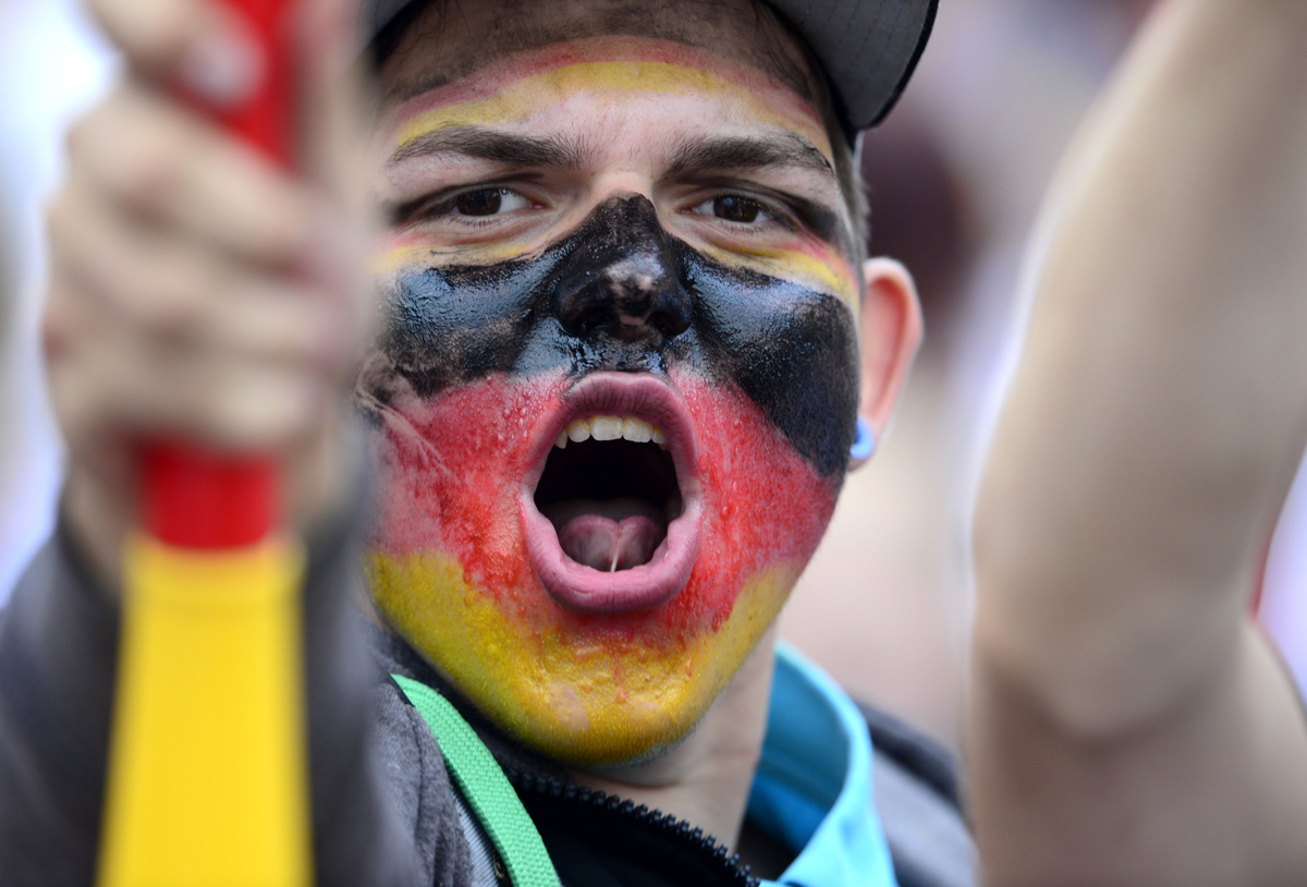 قصة مصورة : الالمان يحتشدون في برلين لاستقبال ابطال العالم