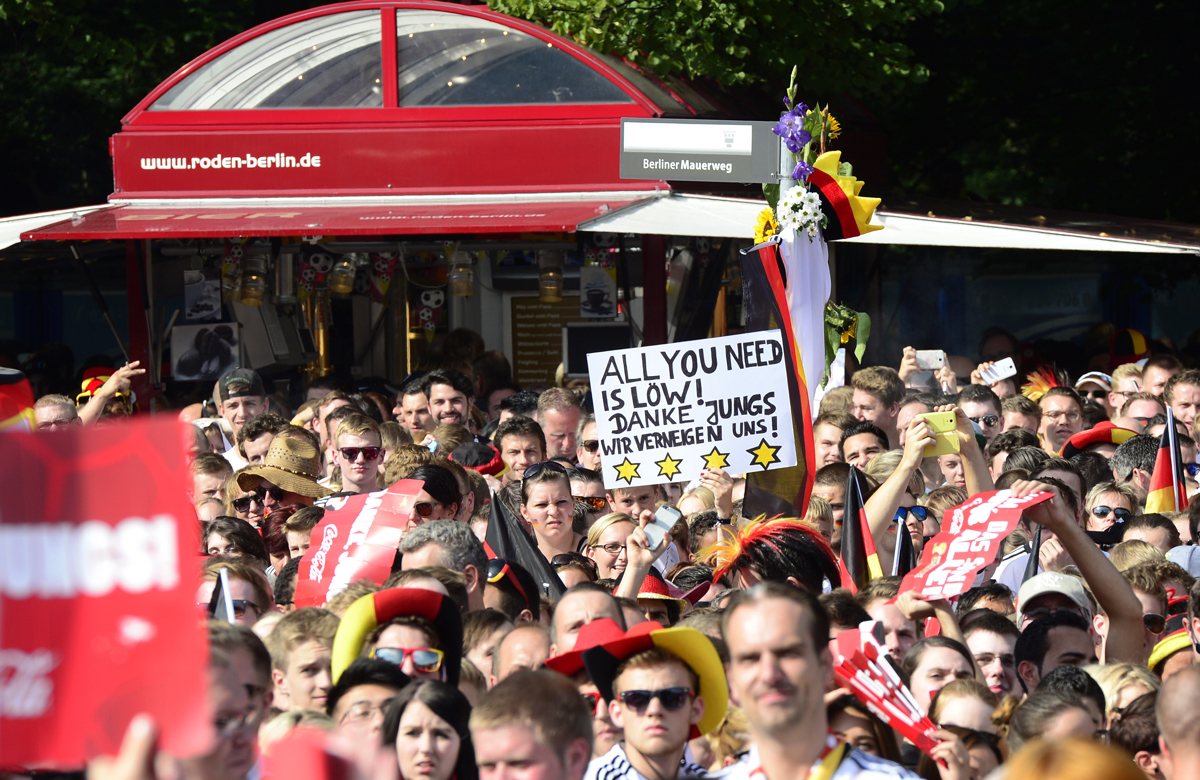 قصة مصورة : الالمان يحتشدون في برلين لاستقبال ابطال العالم