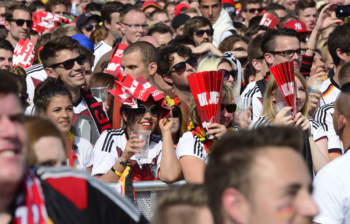 قصة مصورة : الالمان يحتشدون في برلين لاستقبال ابطال العالم