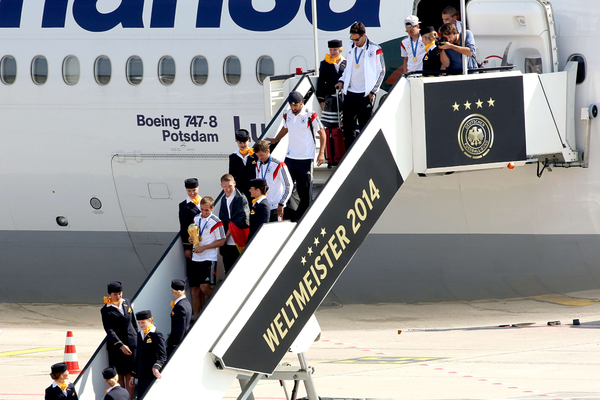 قصة مصورة : الالمان يحتشدون في برلين لاستقبال ابطال العالم
