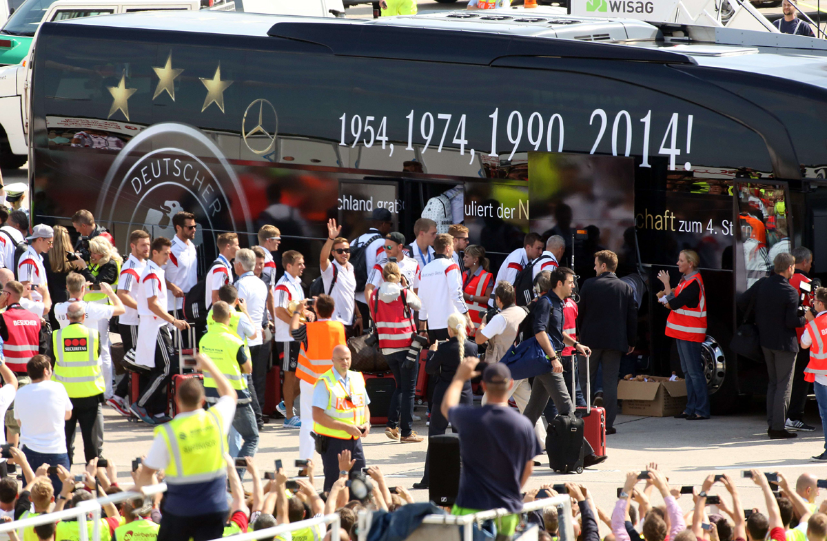 قصة مصورة : الالمان يحتشدون في برلين لاستقبال ابطال العالم