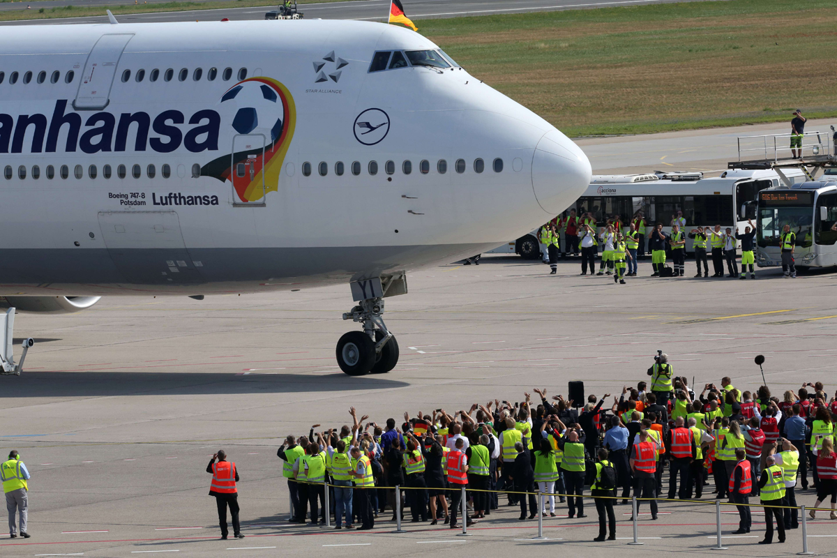 قصة مصورة : الالمان يحتشدون في برلين لاستقبال ابطال العالم