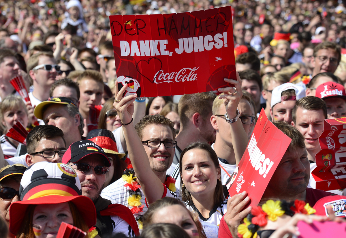 قصة مصورة : الالمان يحتشدون في برلين لاستقبال ابطال العالم