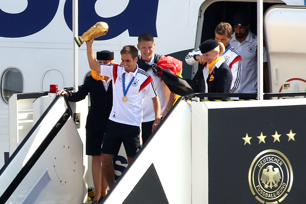 قصة مصورة : الالمان يحتشدون في برلين لاستقبال ابطال العالم