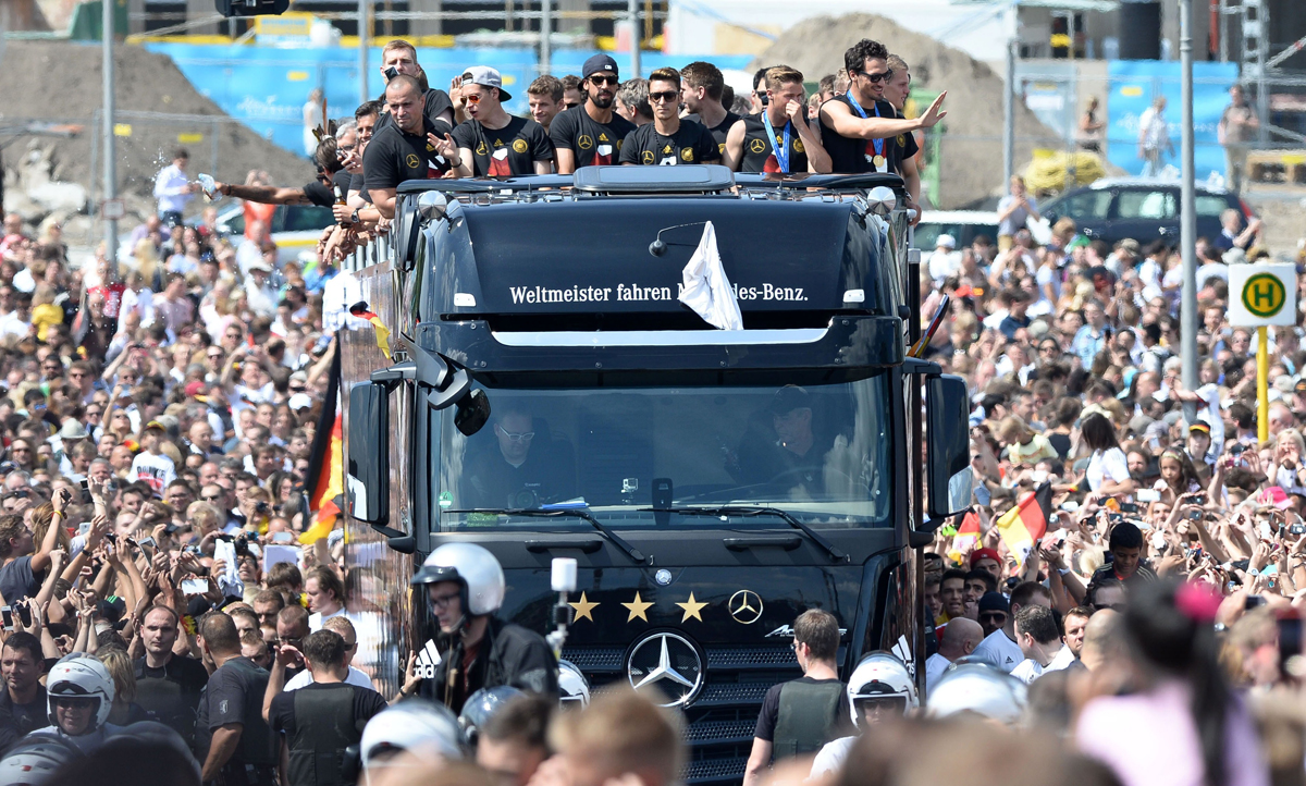 قصة مصورة : الالمان يحتشدون في برلين لاستقبال ابطال العالم