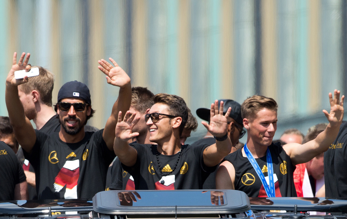 قصة مصورة : الالمان يحتشدون في برلين لاستقبال ابطال العالم