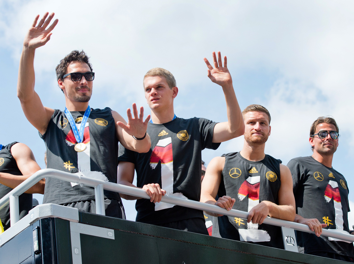 قصة مصورة : الالمان يحتشدون في برلين لاستقبال ابطال العالم