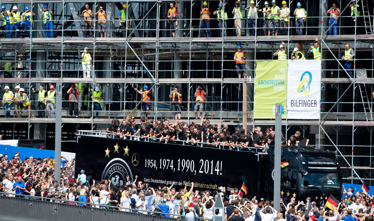قصة مصورة : الالمان يحتشدون في برلين لاستقبال ابطال العالم