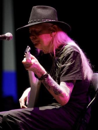 العثور على أسطورة موسيقى البلوز الامريكي جوني وينتر ميتا