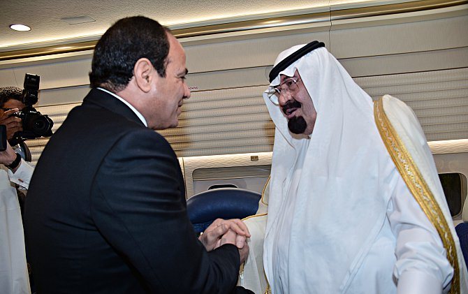 خادم الحرمين الشريفين والرئيس المصري يستعرضان الأوضاع الإقليمية والدولية