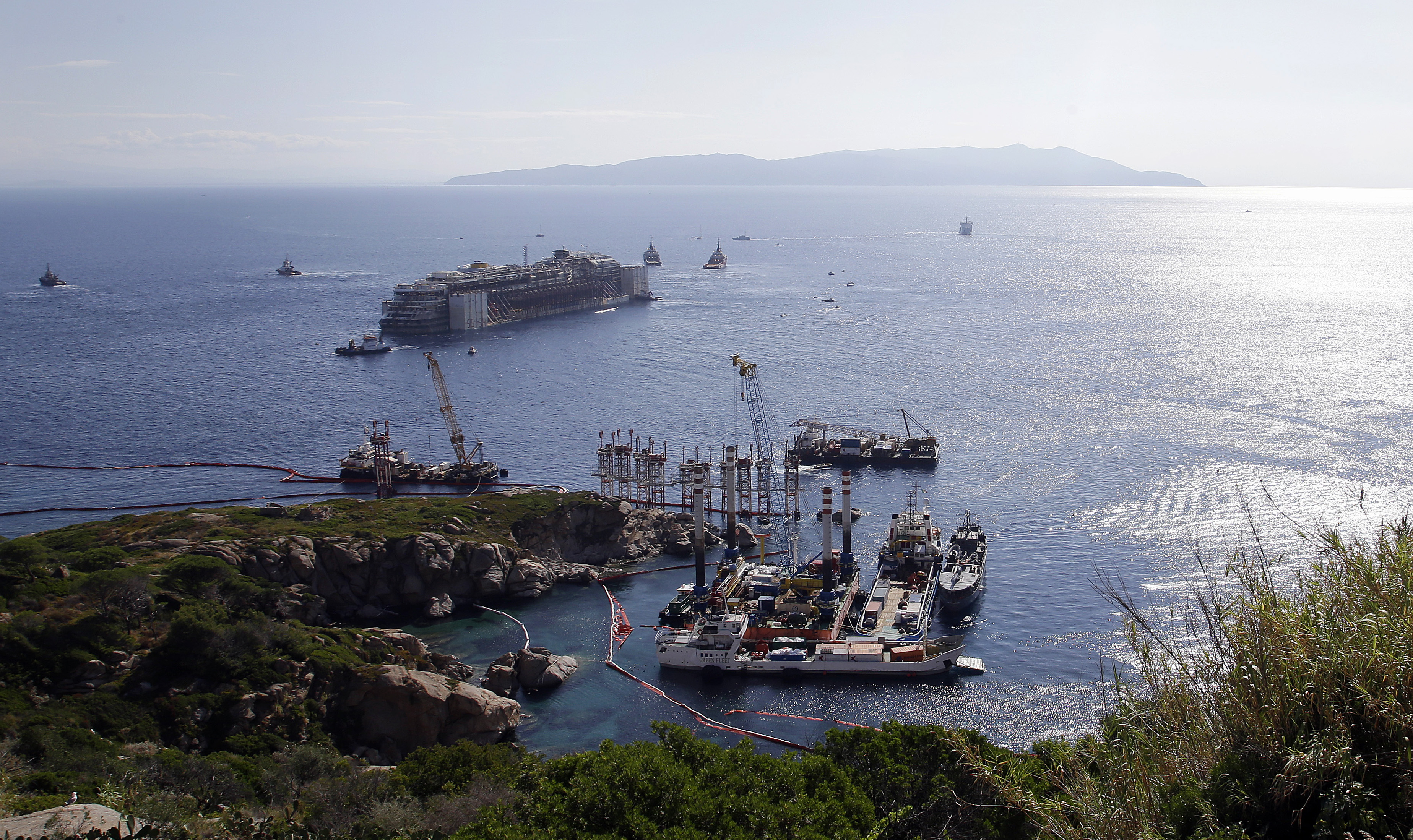 قصة مصورة: إزالة حطام السفينة السياحية الغارقة "كوستا كونكورديا"