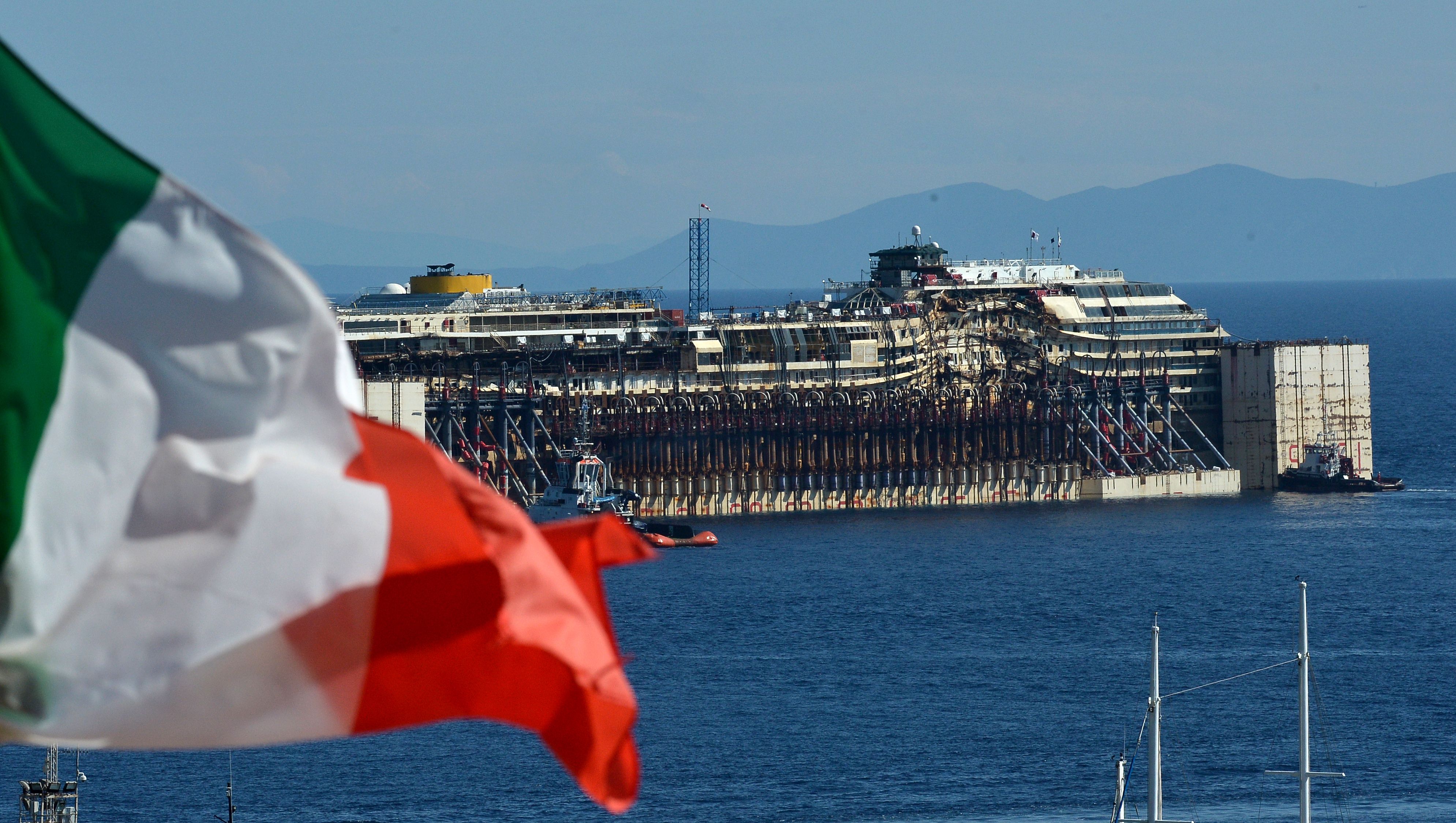 قصة مصورة: إزالة حطام السفينة السياحية الغارقة "كوستا كونكورديا"