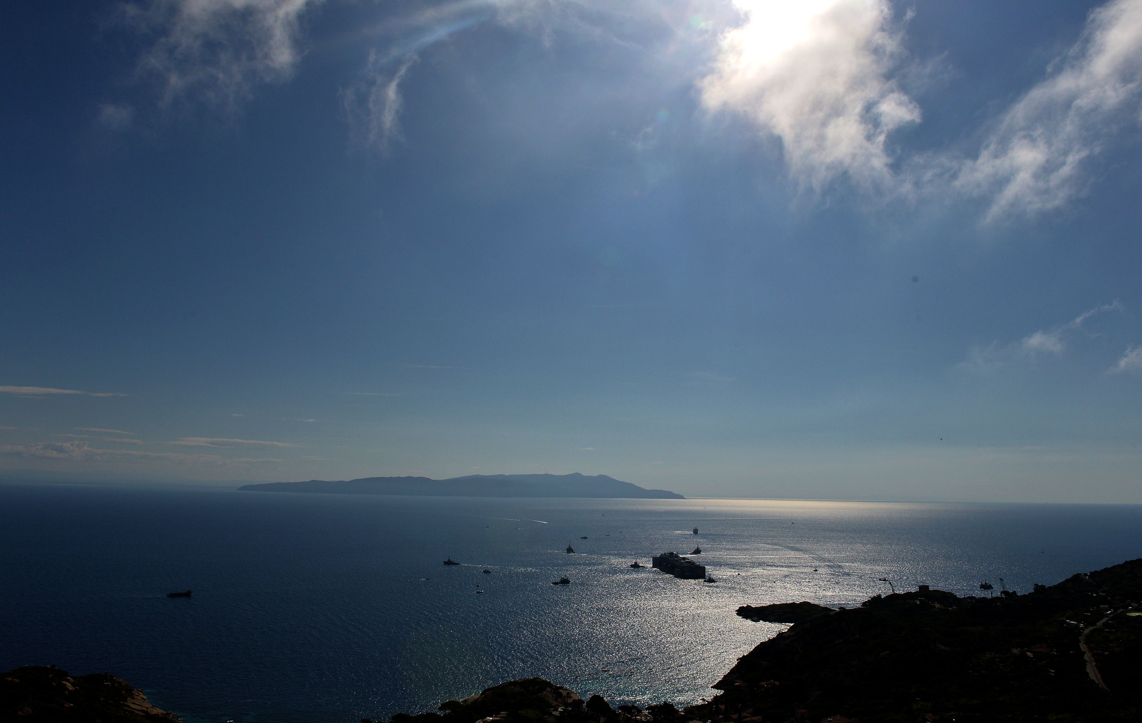 قصة مصورة: إزالة حطام السفينة السياحية الغارقة "كوستا كونكورديا"