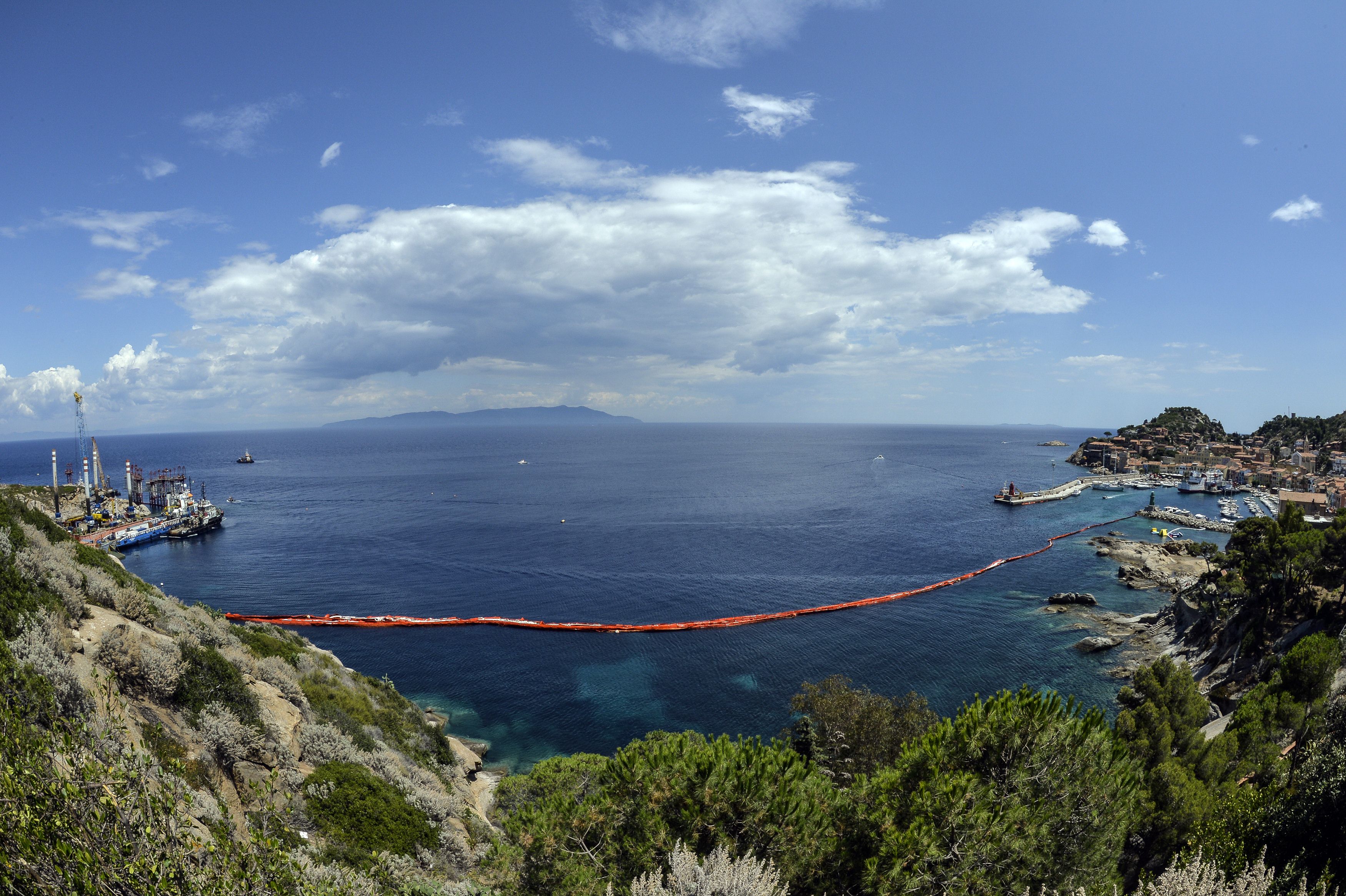 قصة مصورة: إزالة حطام السفينة السياحية الغارقة "كوستا كونكورديا"