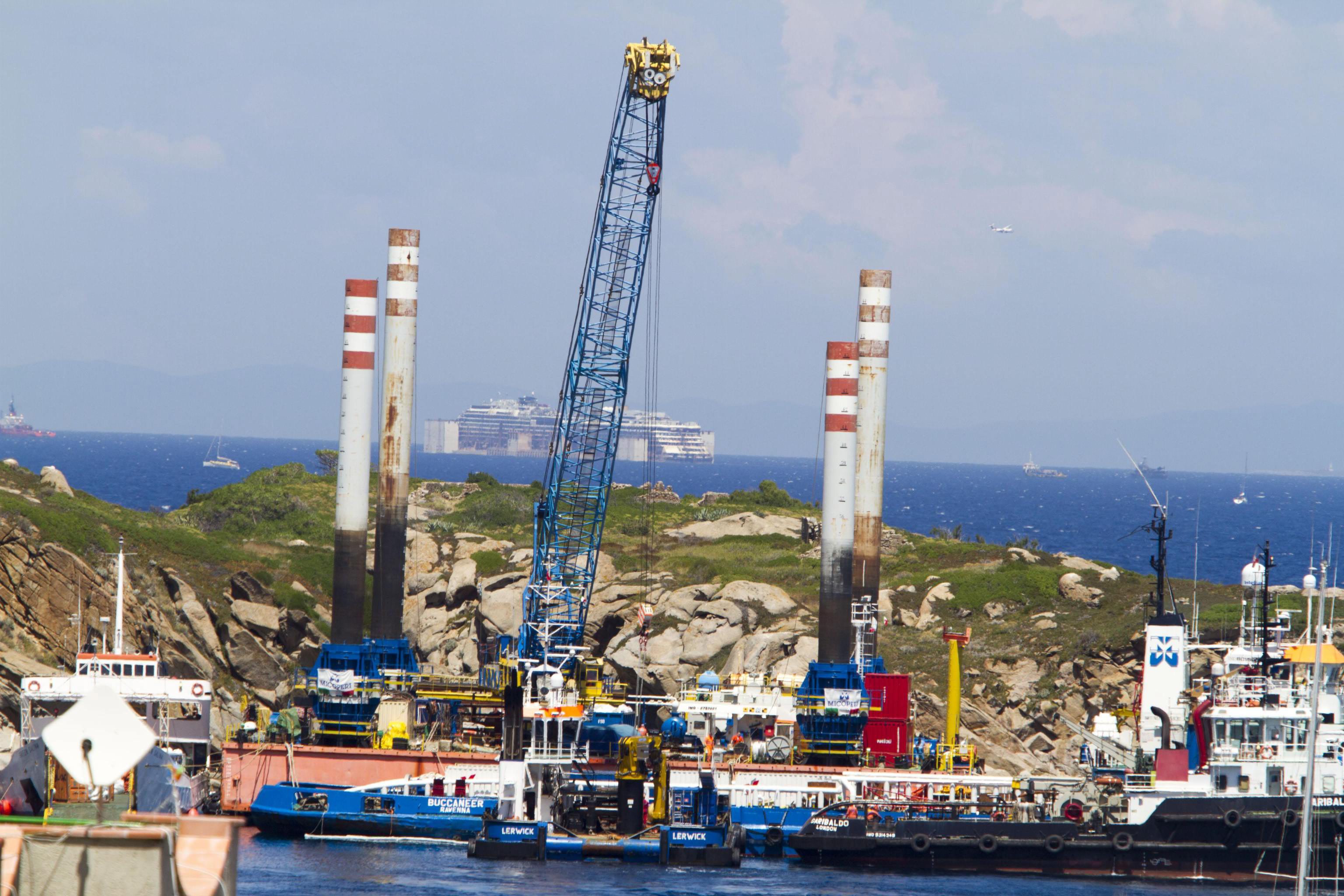 قصة مصورة: إزالة حطام السفينة السياحية الغارقة "كوستا كونكورديا"