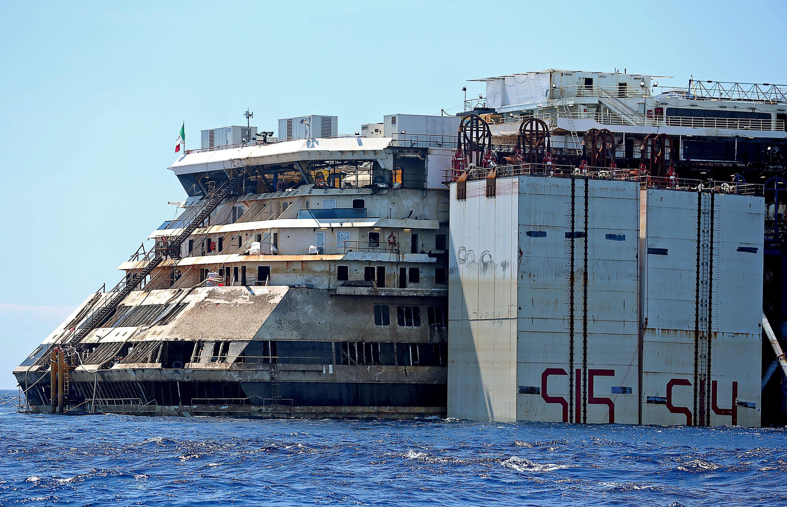 قصة مصورة: إزالة حطام السفينة السياحية الغارقة "كوستا كونكورديا"