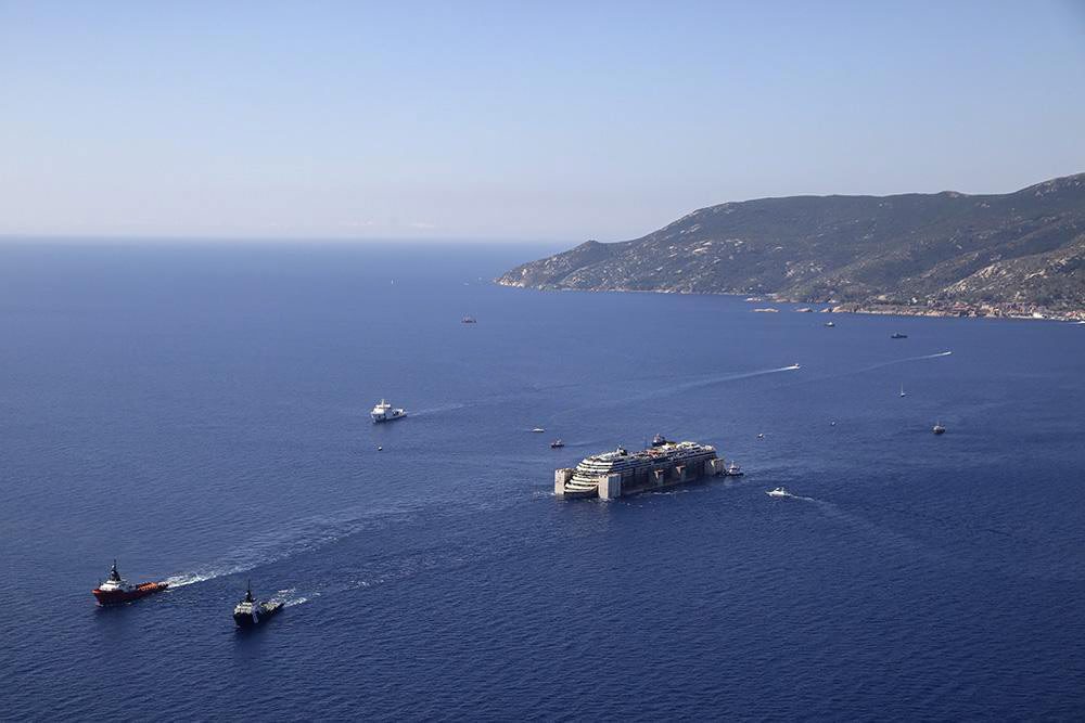 قصة مصورة: إزالة حطام السفينة السياحية الغارقة "كوستا كونكورديا"