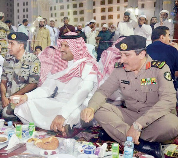 أمير المدينة المنورة يشارك رجال الأمن إفطارهم
في ميدان عملهم
