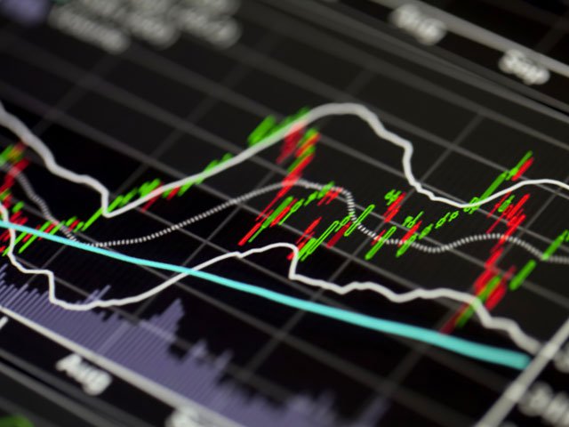 برنت يتماسك فوق 107 دولارات ويتجه لإنهاء الأسبوع مستقرا