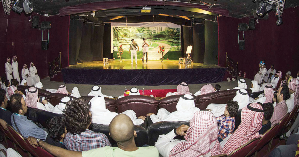 خشبة المسرح .. من الترفيه إلى التوعية