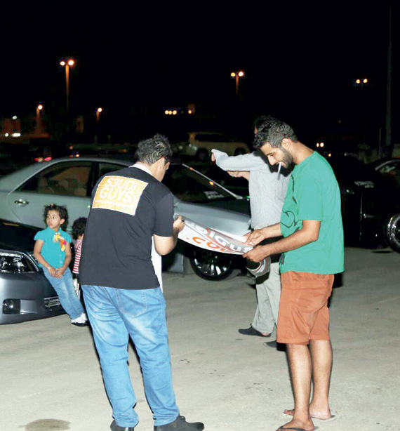 السيارات والدراجات «المعدلة» تزين احتفالات عيد الفطر