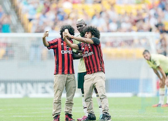 «السيلفي» .. اقتناص اللحظة
في صورة تجمع العالم