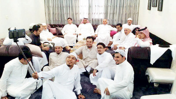 «السيلفي» .. اقتناص اللحظة
في صورة تجمع العالم