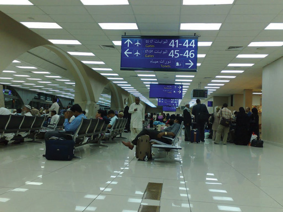 قلة الرحلات الجوية والبحرية تجبر 50 ألف معتمر على البقاء