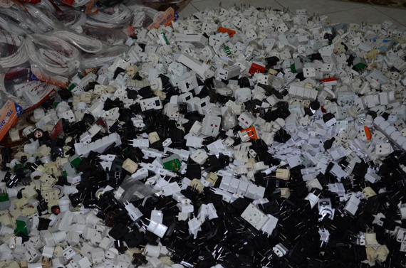 التجارة : مصادرة 8 آلاف سلعة مقلدة ومخالفة في الطائف