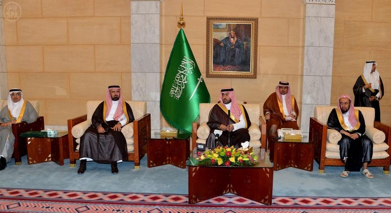 أمير الرياض يستقبل العلماء وكبار المسؤولين
