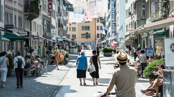 سويسرا ترفض مبادرة شعبية لمنح كل من يقيم على أراضيها مبلغا شهريا ثابتا