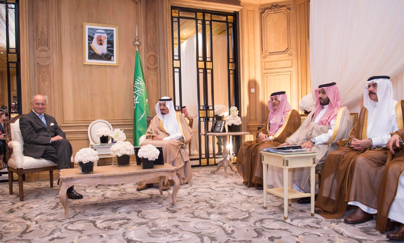 ولي العهد يبحث مع وزير الخارجية الفرنسي القضايا الأقليمية والدولية