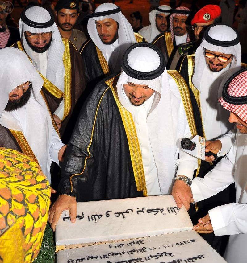 نائب القصيم يزور سوق التمور بالبكيرية ويضع حجر الأساس للسوق