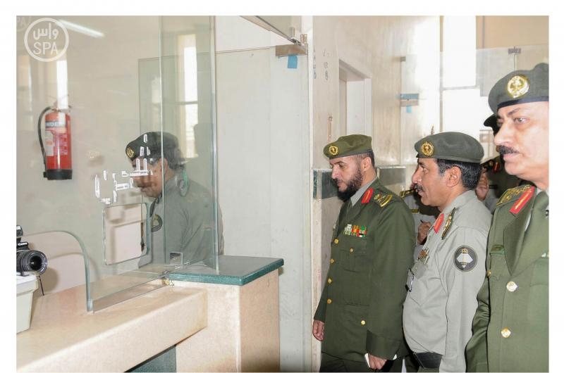 مدير عام الجوازات يتفقد منفذ الحديثة وجوازات القريات