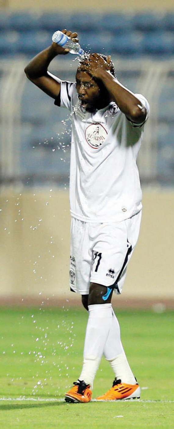 الأهلي والشباب .. خشونة بلا أهداف