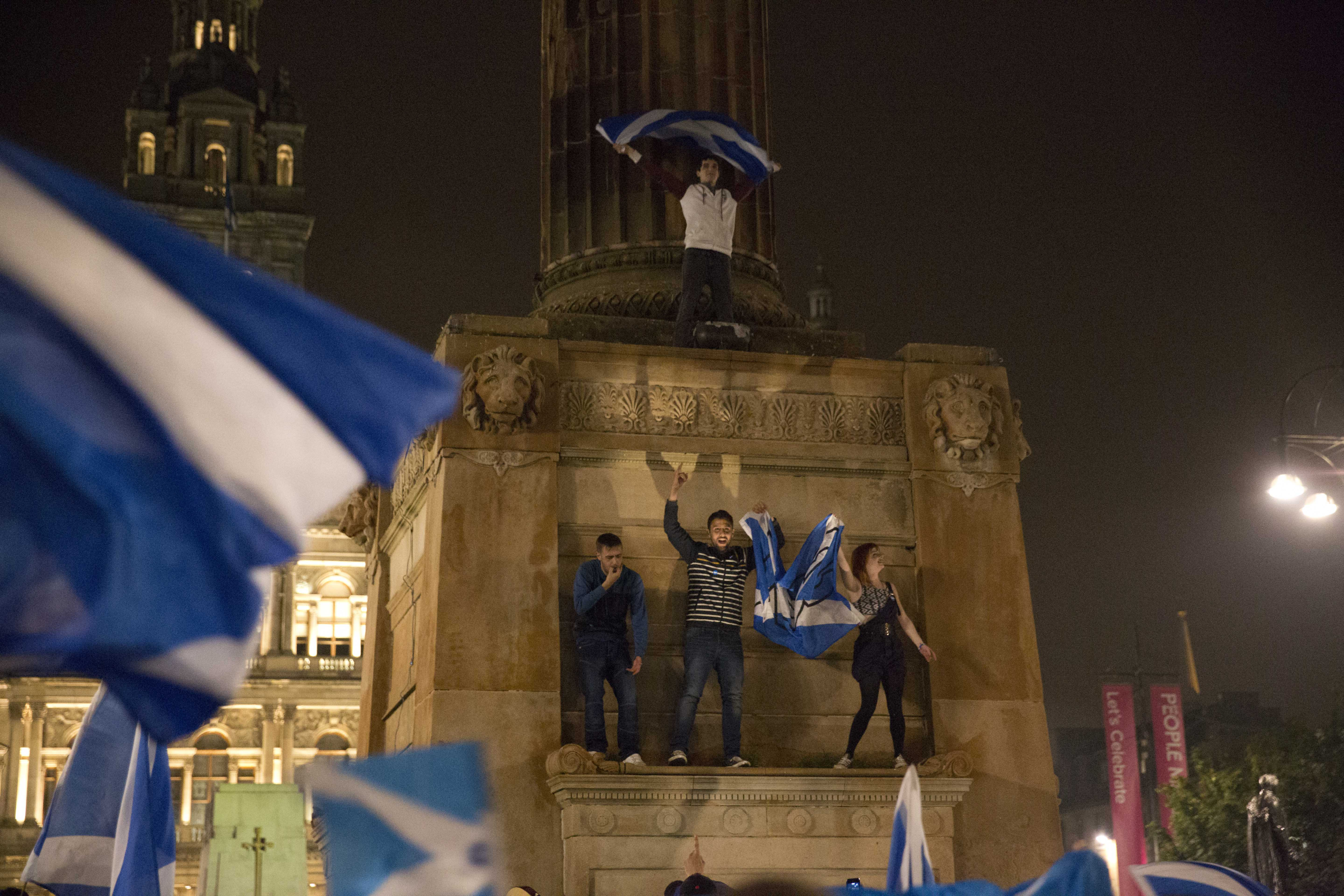 الأسكتلنديون رفضوا الاستقلال والمملكة المتحدة تعد بسلطات أوسع لمناطقها